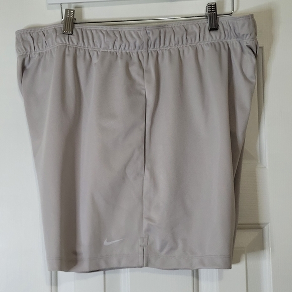 * Nike Women's MidRise DriFIT Attack Foldover Training Shorts Light Grey Size XL - Picture 6 of 15